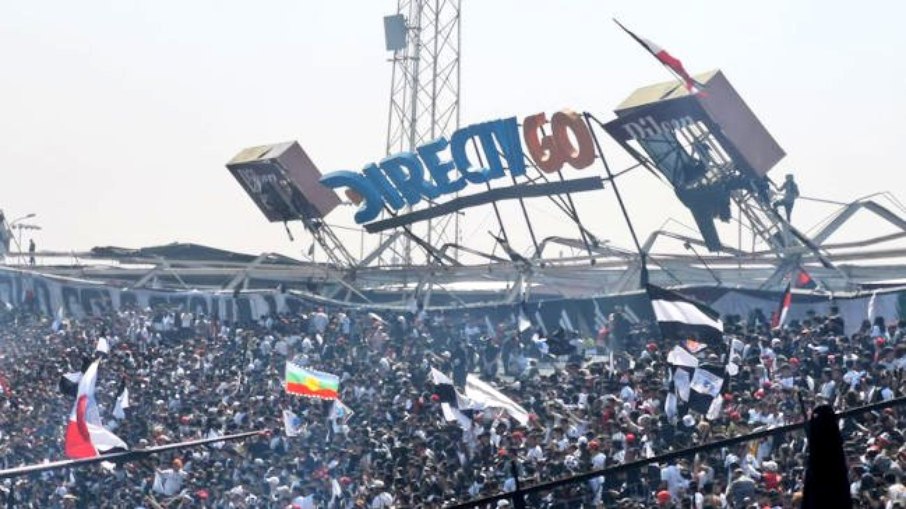 Parte da estrutura do Estádio Monumental desabou