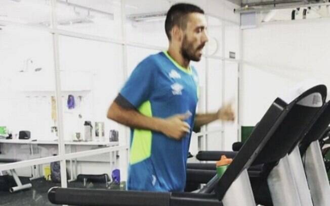 Alan Rushcel usa Instagram para mostrar volta aos treinos físicos depois de acidente de avião