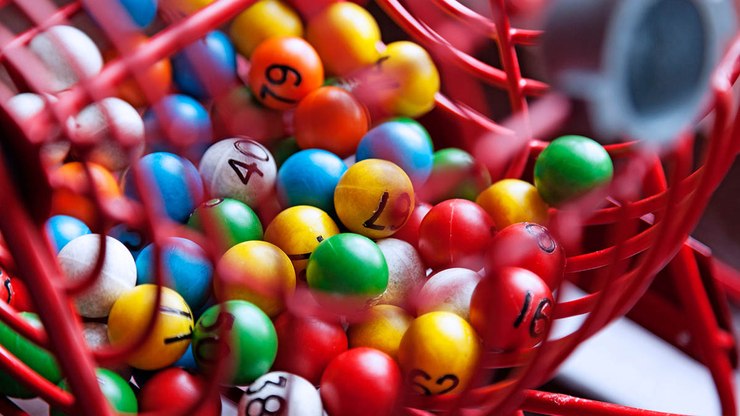 Casal fica soterrado após casa desabar em Salvador 