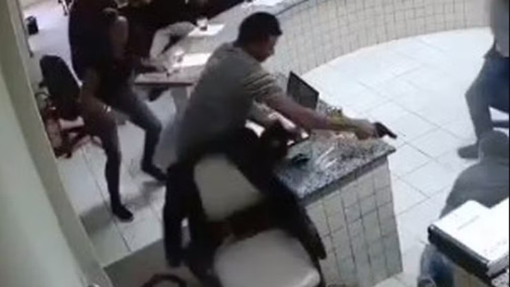 Filho que atirou em réu durante júri para vingar pai é absolvido
