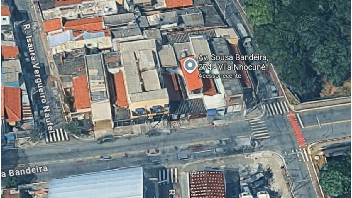 Incêndio atinge garagem de caminhões e destrói 7 veículos em SP
