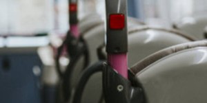 Mulher passa três anos transformando ônibus da década de 60 em casa móvel