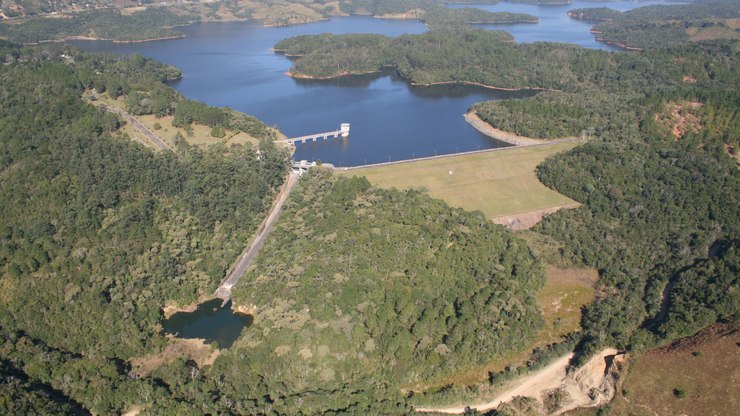 Caminhão com carga tóxica cai em represa e mata pai e filha