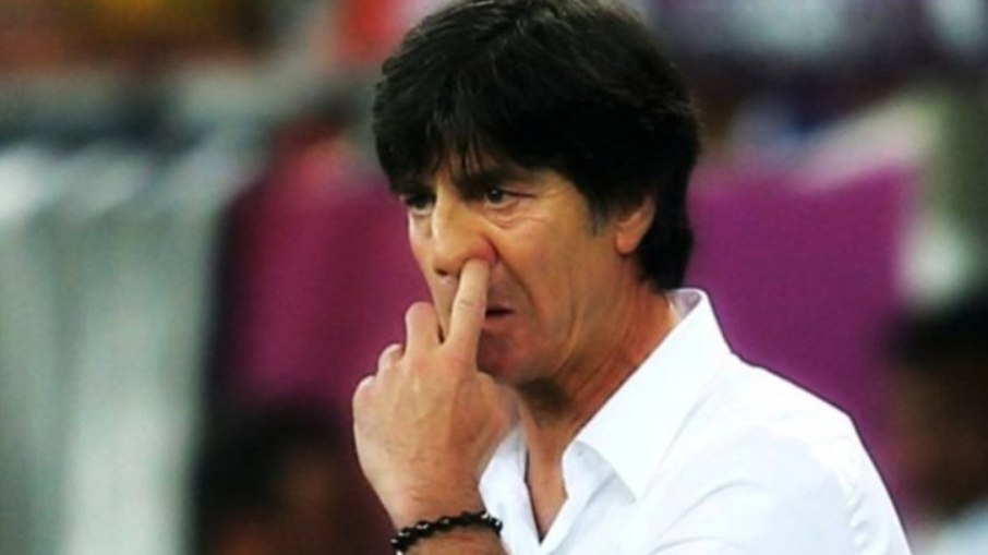 Joachim Löw, campeão do mundo pela Alemanha, tinha um hábito desagradável à beira do gramado Joachim Löw, campeão do mundo pela Alemanha, tinha um hábito desagradável à beira do gramado