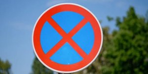 Placa circular azul com um "X" vermelho: saiba o que significa