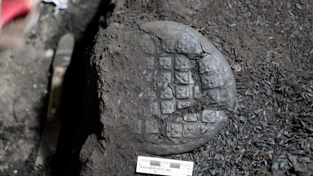 Pão com impressões em formato de cruz.