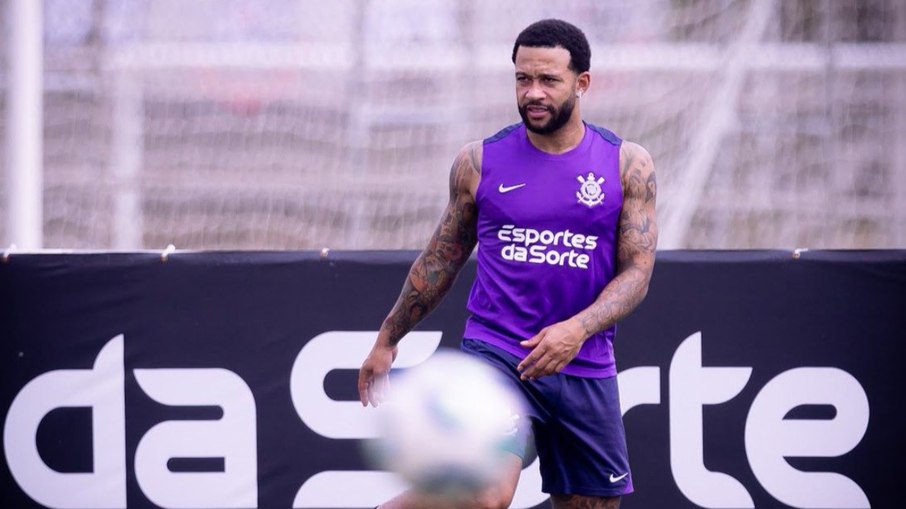 Memphis Depay treinando com a camisa do Corinthians no CT Joaquim Grava Memphis Depay treinando com a camisa do Corinthians no CT Joaquim Grava