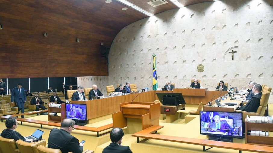 Ministros durante a sessão plenária do STF