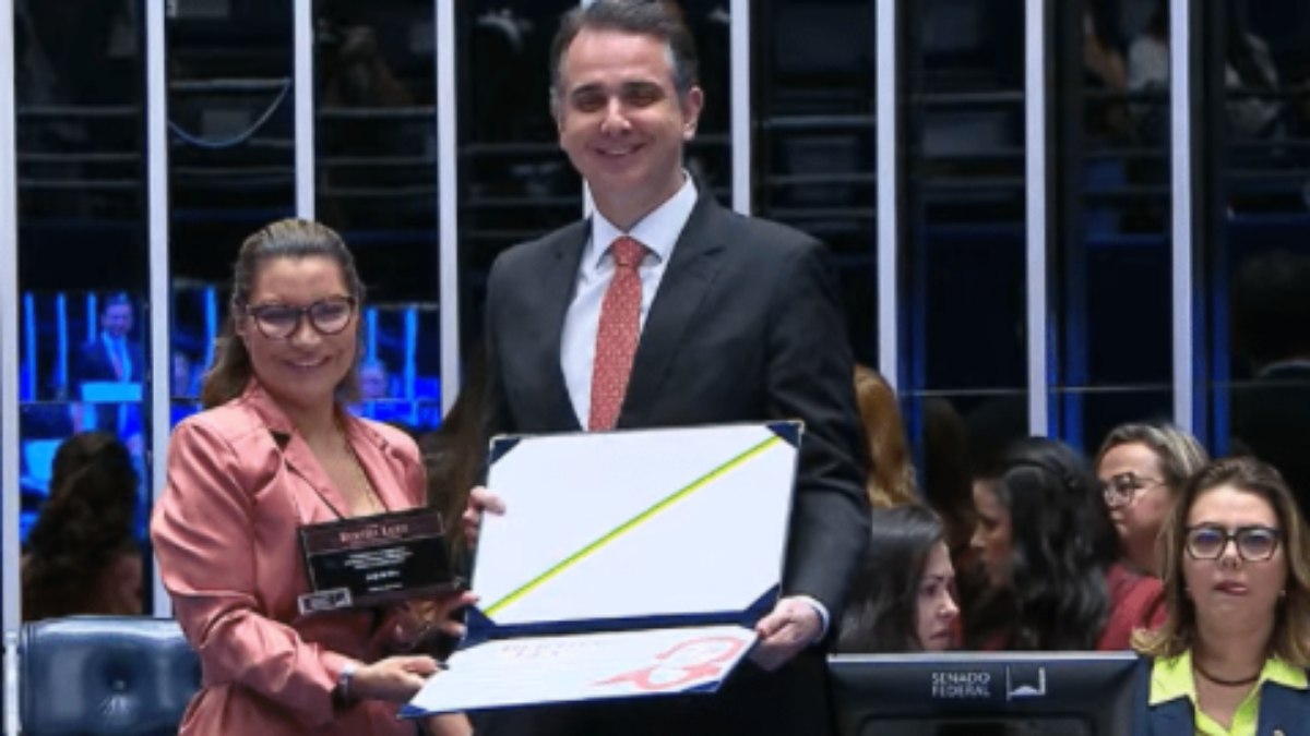 Janja recebe o diploma Bertha Lutz do presidente do Senado, Rodrigo Pacheco (PSD-MG)