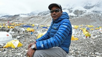 Alpinista escala a maior montanha do mundo pela 30ª vez