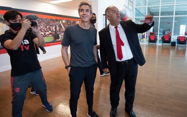 Flamengo: Paulo Sousa e Marcos Braz acompanham desfiles em camarote da Sapucaí Flamengo: Paulo Sousa e Marcos Braz acompanham desfiles em camarote da Sapucaí
