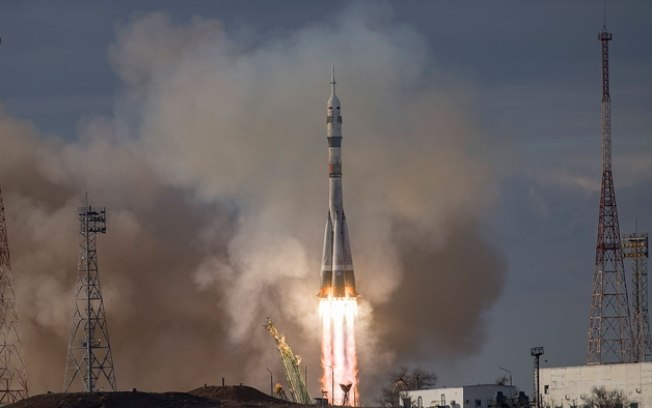 Nave espacial Soyuz segue à Estação Espacial Internacional