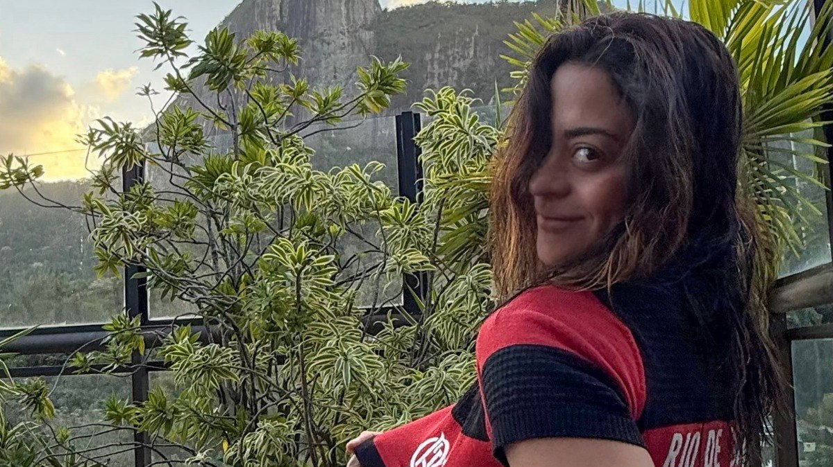 Carol%20Castro%20posa%20de%20calcinha%20e%20declara%20torcida%20pelo%20Flamengo