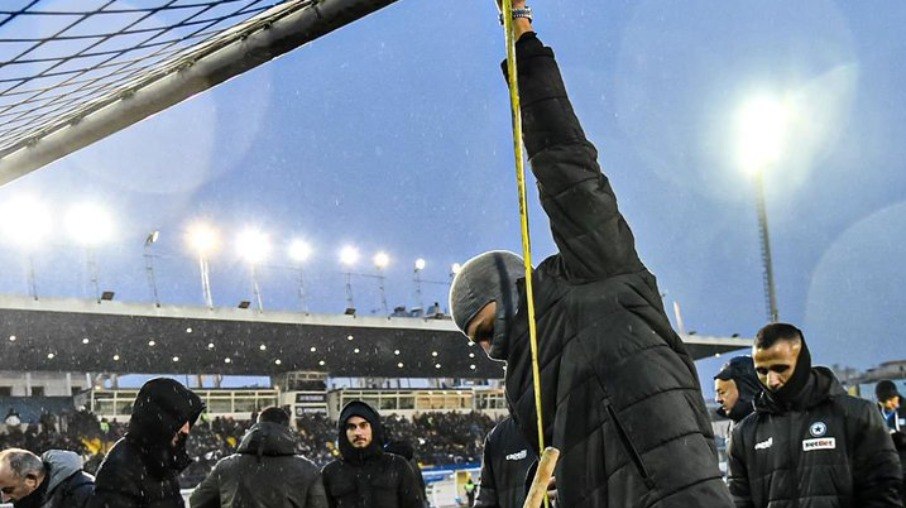 Jogo entre AEK Atenas e Atromitos foi adiado por conta de irregularidade na trave