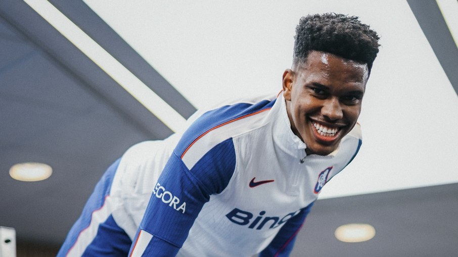 Lenda do Chelsea rasga elogios a Estêvão, mas aconselha saída