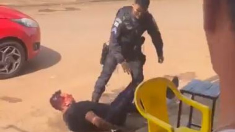 Câmera de segurança registra agressão de policial a comerciante 