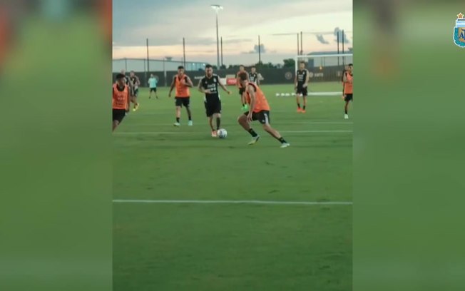 Messi mostra pontaria afiada em treino da Argentina