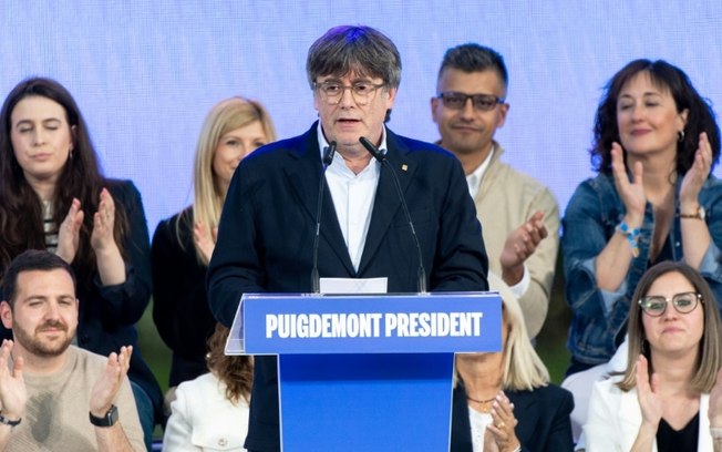 O independentista catalão Carles Puigdemont discursa durante o  encerramento da campanha eleitoral regional catalã, em 10 de maio de 2024, em Elna, no sudeste da França