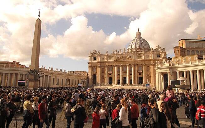 Vaticano é a sede da Igreja Católica e uma cidade-Estado cujo território está dentro da cidade de Roma, capital da Itália