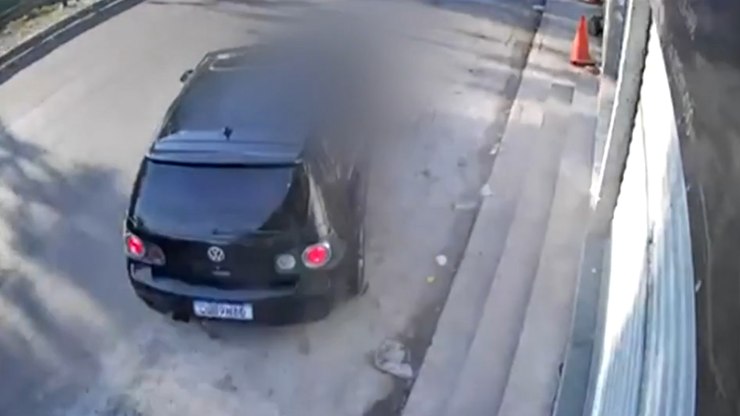 Irmã de mulher morta no CEFET discursa em ato contra feminicídio