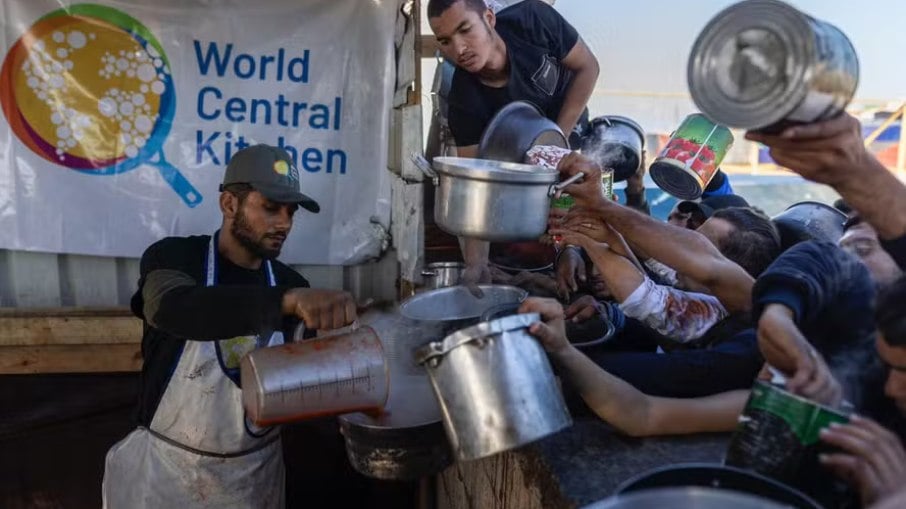 Ataque israelense matou sete funcionários da ONG World Central Kitchen (WCK) na Faixa de Gaza
