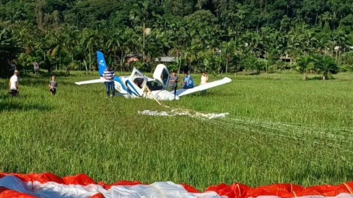 Cinco pessoas estavam no avião e todas passam bem 