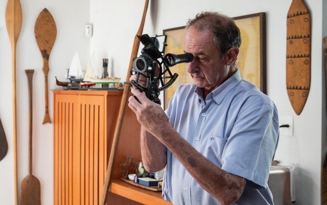 Amyr Klink observa instrumento de navegação usado em viagens oceânicas