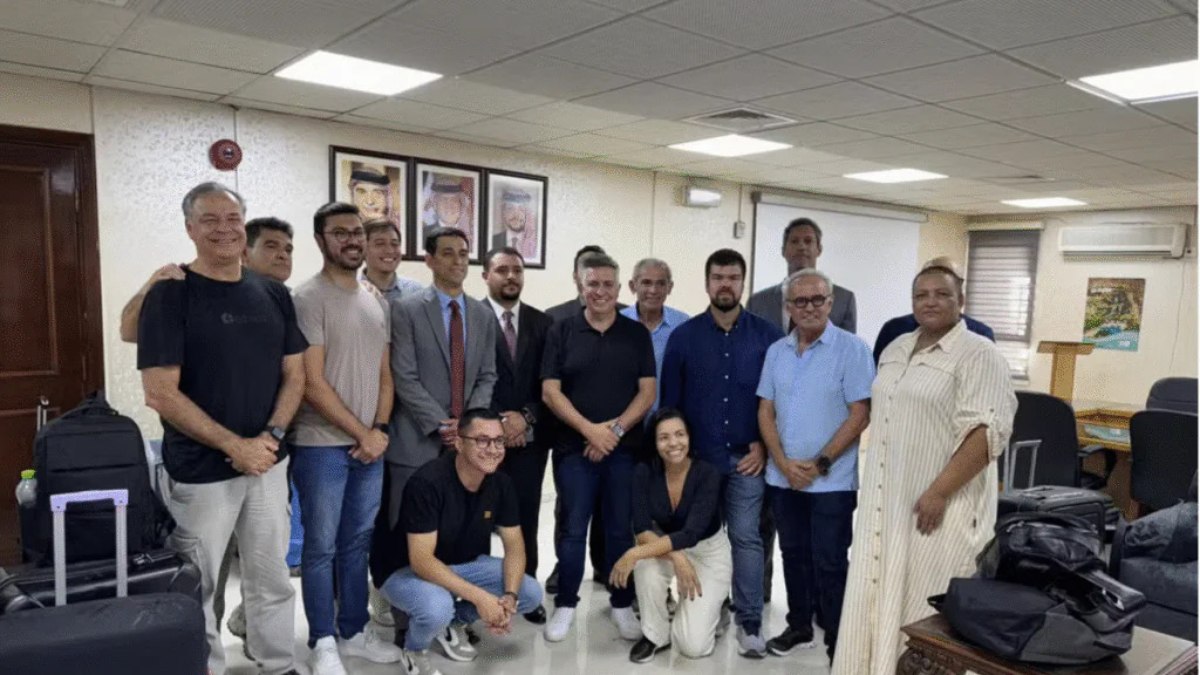 Alheios às guerras e às matanças promovidas por Israel, prefeitos posam sorrindo ao serem retirados de lá. Foto: Internet Alheios às guerras e às matanças promovidas por Israel, prefeitos posam sorrindo ao serem retirados de lá. Foto: Internet