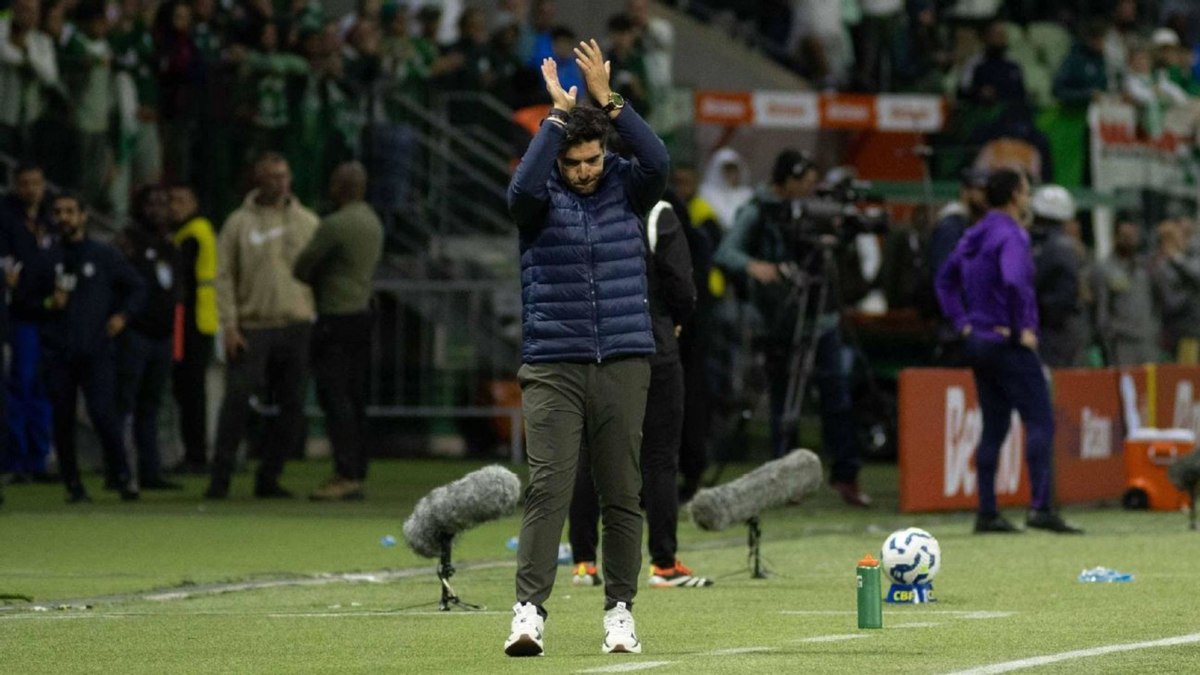 Torcida do Palmeiras pede demissão de Abel Ferreira após empate