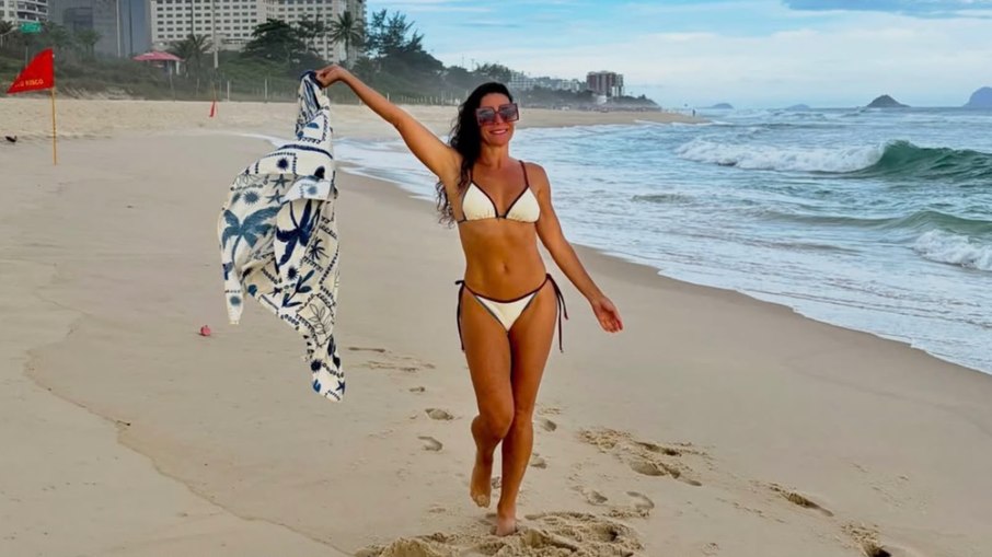 Longe das novelas, Mylla Christie posa de biquíni em praia carioca Longe das novelas, Mylla Christie posa de biquíni em praia carioca