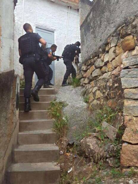 Policiais militares durante varredura no Morro do Juramento, zona norte do Rio, na manhã desta sexta-feira