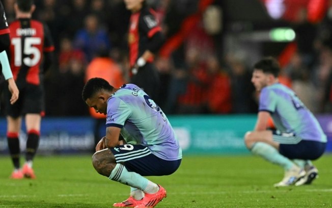 O brasileiro Gabriel Jesus, do Arsenal, em primeiro plano, se lamenta após a derrota para o Bournemouth na Premier League, em 19 de outubro de 2024