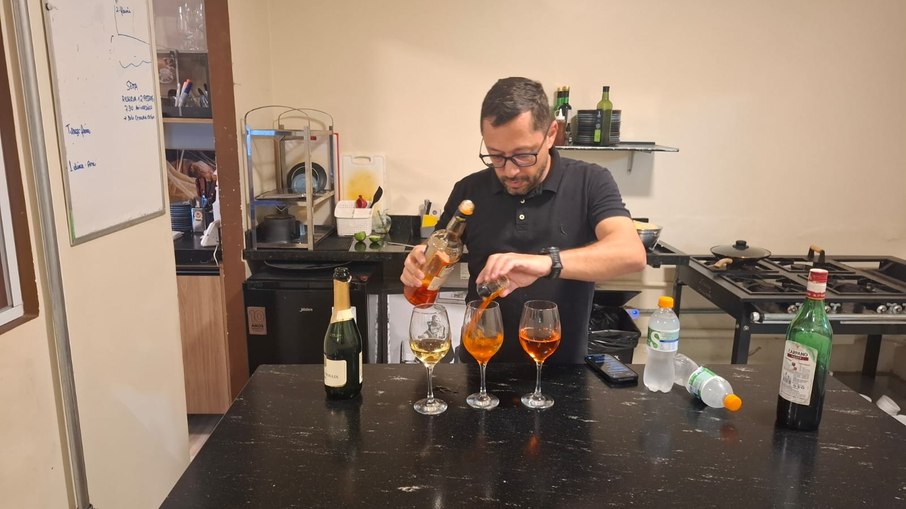 Rodrigo Papa prepara drinks durante happy hour Rodrigo Papa prepara drinks durante happy hour