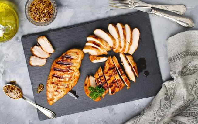 Na lista de dietas para emagrecer rápido, a Atkins limita os carboidratos; frango, carne e peixe estão liberados