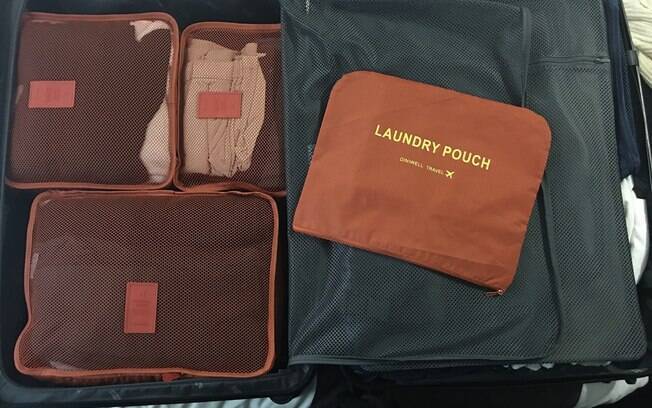 Usar saquinhos e até mesmo sacos a vácuo é uma boa forma de manter suas malas de viagens organizadas e menos cheias