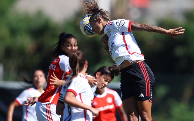 Cristiane tenta a cabeçada durante o duelo entre Flamengo e Internacional