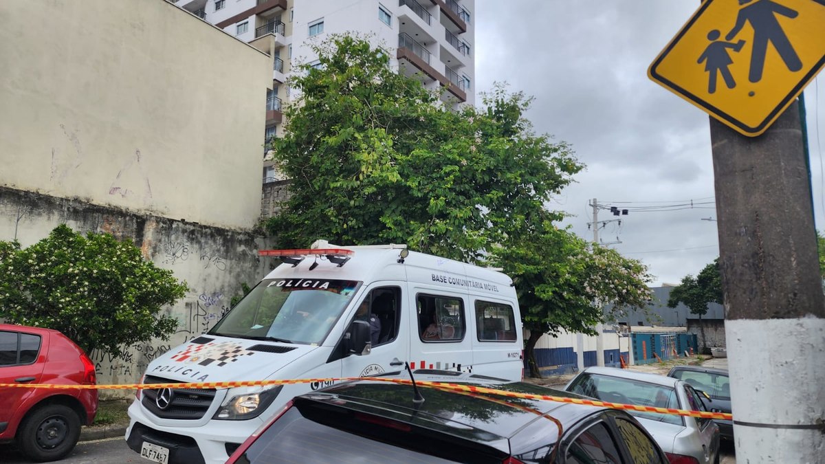 Rua da escola segue bloqueada