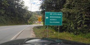 Placa de trânsito com erro de digitação chama atenção em rodovia