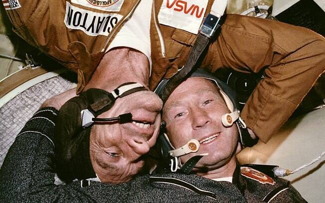 Os astronautas Deke Slayton (esquerda) e Alexei Leonov (esquerda).