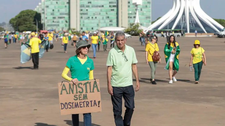 C%C3%A2mara%20aprova%20proposta%20que%20reduz%20penas%20do%208%20de%20janeiro