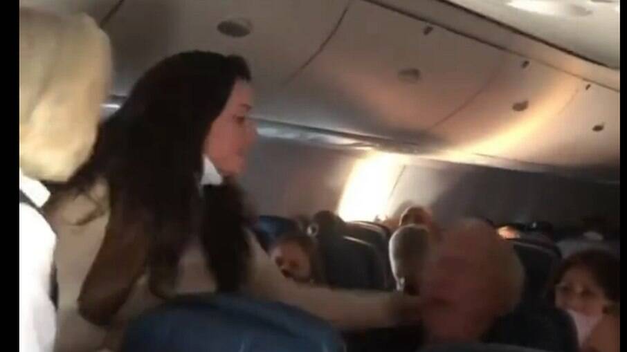 Mulher agride homem por não usar máscara em voo 