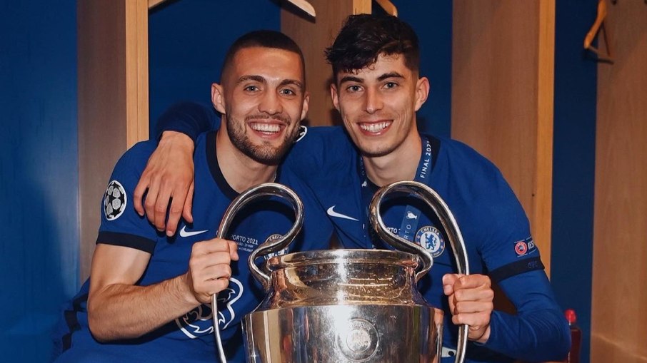 Kai Havertz (direita) após vencer o City e se sagrar campeão da Champions League