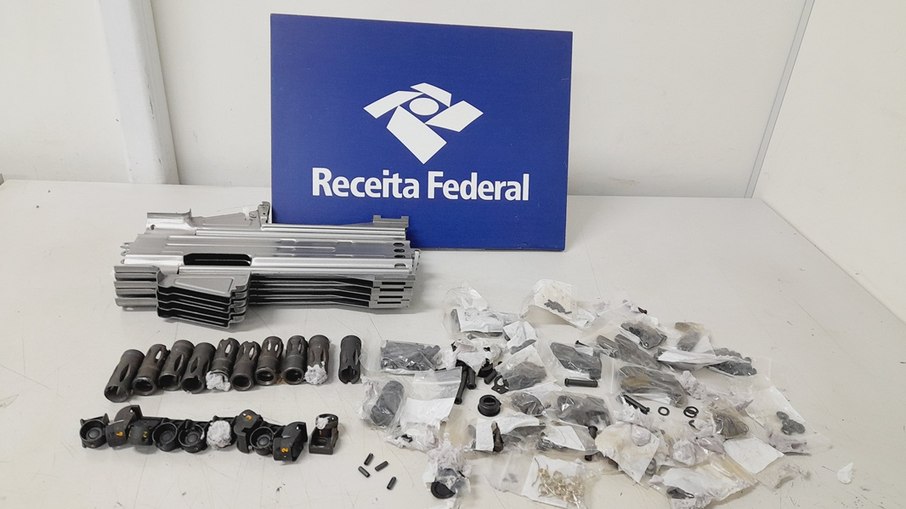 Entre os itens identificados, havia canos de armas longas, empunhaduras e outras partes essenciais para a montagem de armamentos