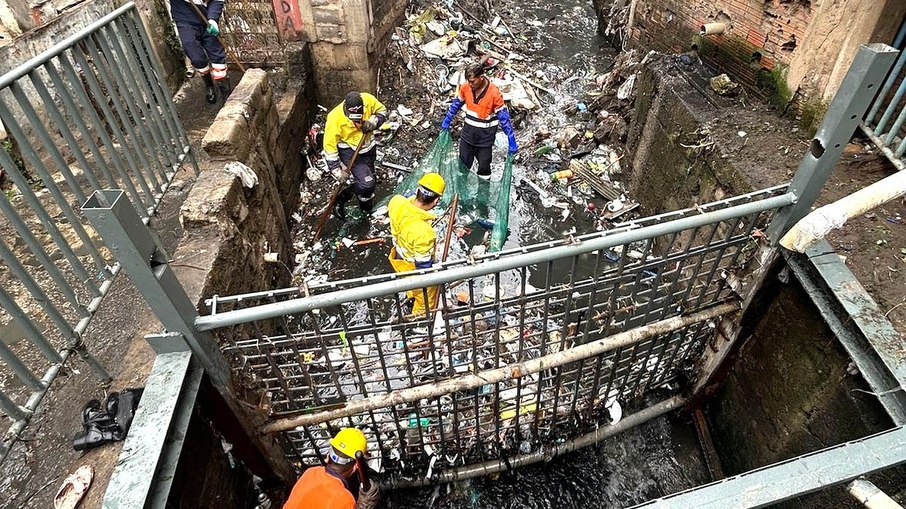 Prefeitura de Guarulhos limpa córregos e valas após temporal