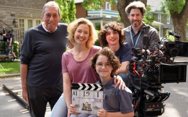 Jason Reitman, na direita, com seu pai, Ivan Reitman, à esquerda, além de Carrie Coon, Mckenna Grace and Finn Wolfhard 