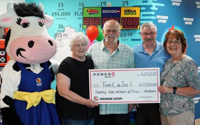 Ganhador da loteria divide R$ 86 milhões com amigo após promessa de 28 anos