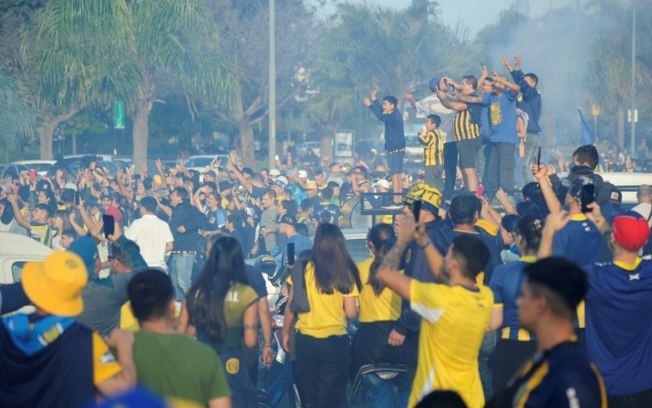 Torcedores do Rosario Central recebem os jogadores do lado de fora do estádio de futebol argentino Gigante de Arroyito antes de uma partida da Copa Libertadores em 7 de maio de 2024