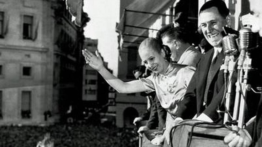 Juan Domingo Perón e Eva Duarte Perón cumprimentando trabalhadores de Buenos Aires