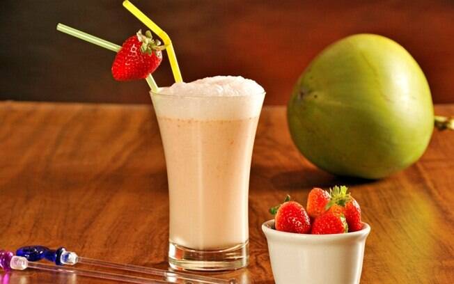 Foto da receita Smoothie de água de coco e iogurte pronta.