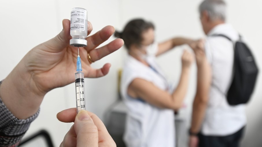 Os imunizantes permanecem disponíveis nos 68 centros de saúde (CSs) da cidade.